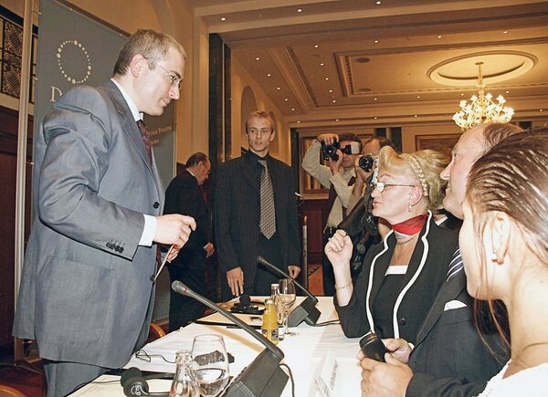 Ходорковский во время своего выступления в Берлине на тему Россия: Интеграция в Европу. Роль гражданского общества ответил на многочисленные вопросы немецких журналистов, политиков и общественных деятелей (30 сентября 2003 года)