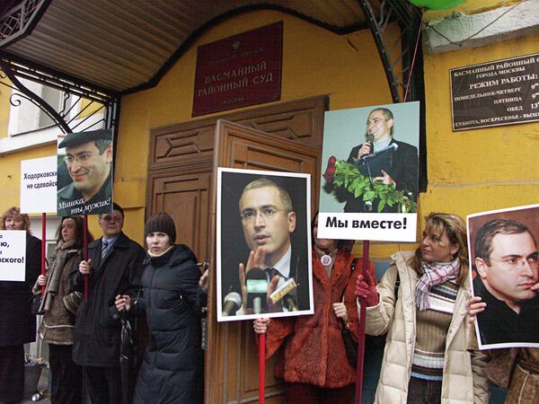Пикет в поддержку Ходорковского у здания Басманного суда Москвы (19 марта 2004 года)