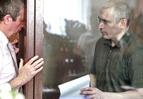 Ходорковский перед началом заседания Хамовнического суда Москвы (22 июля 2010 года)