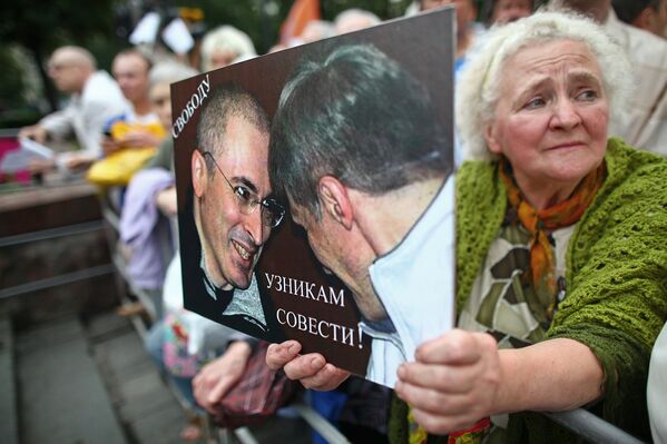 Участница митинга, проводимого Партией народной свободы (ПАРНАС) в Новопушкинском сквере, держит плакат Свободу узникам совести! (25 июня 2011 года)