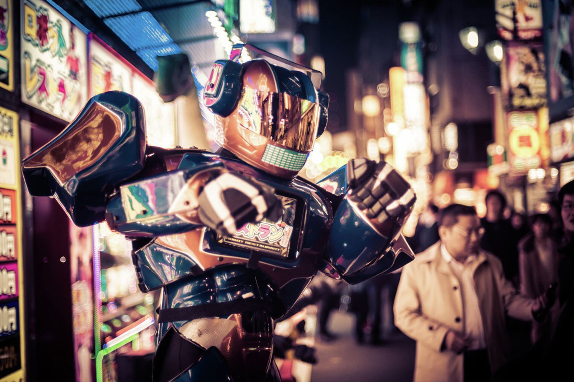 Робот на улице в Токио - ПРАЙМ, 1920, 22.07.2022