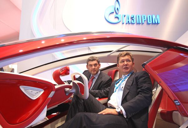 Глава ОАО Газпром Алексей Миллер осматривает образец е-мобиля на стенде компании на XI Международном инвестиционном форуме Сочи-2012