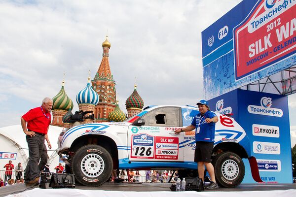 Ё-мобиль экипажа российского автогонщика Желудова Александра на открытии ралли-рейда Шелковый путь на Красной Площади 7 июля 2012 года