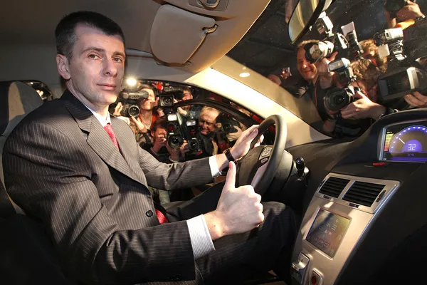 Михаил Прохоров сидит за рулем Ё-мобиля