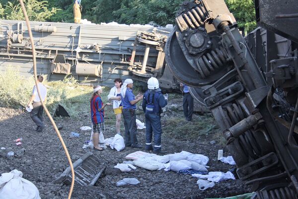 Несколько вагонов поезда №140 Адлер - Новосибирск сошли с рельсов в воскресенье на Кубани на перегоне Кисляковская - Крыловская, обошлось без жертв, однако более 90 пассажиров пострадали, 15 из них отправили в больницу.