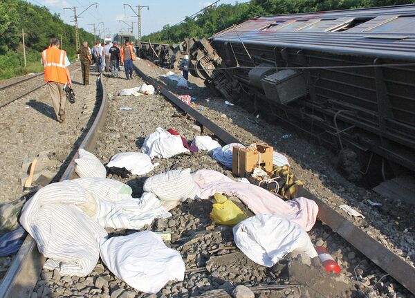 На месте аварии в Краснодарском крае, где пять вагонов пассажирского поезда дальнего следования Новосибирск - Адлер сошли с рельсов на перегоне Кисляковская-Крыловская.