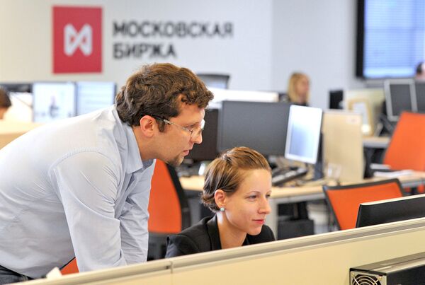 Сотрудники в офисе московской биржи ММВБ-РТС