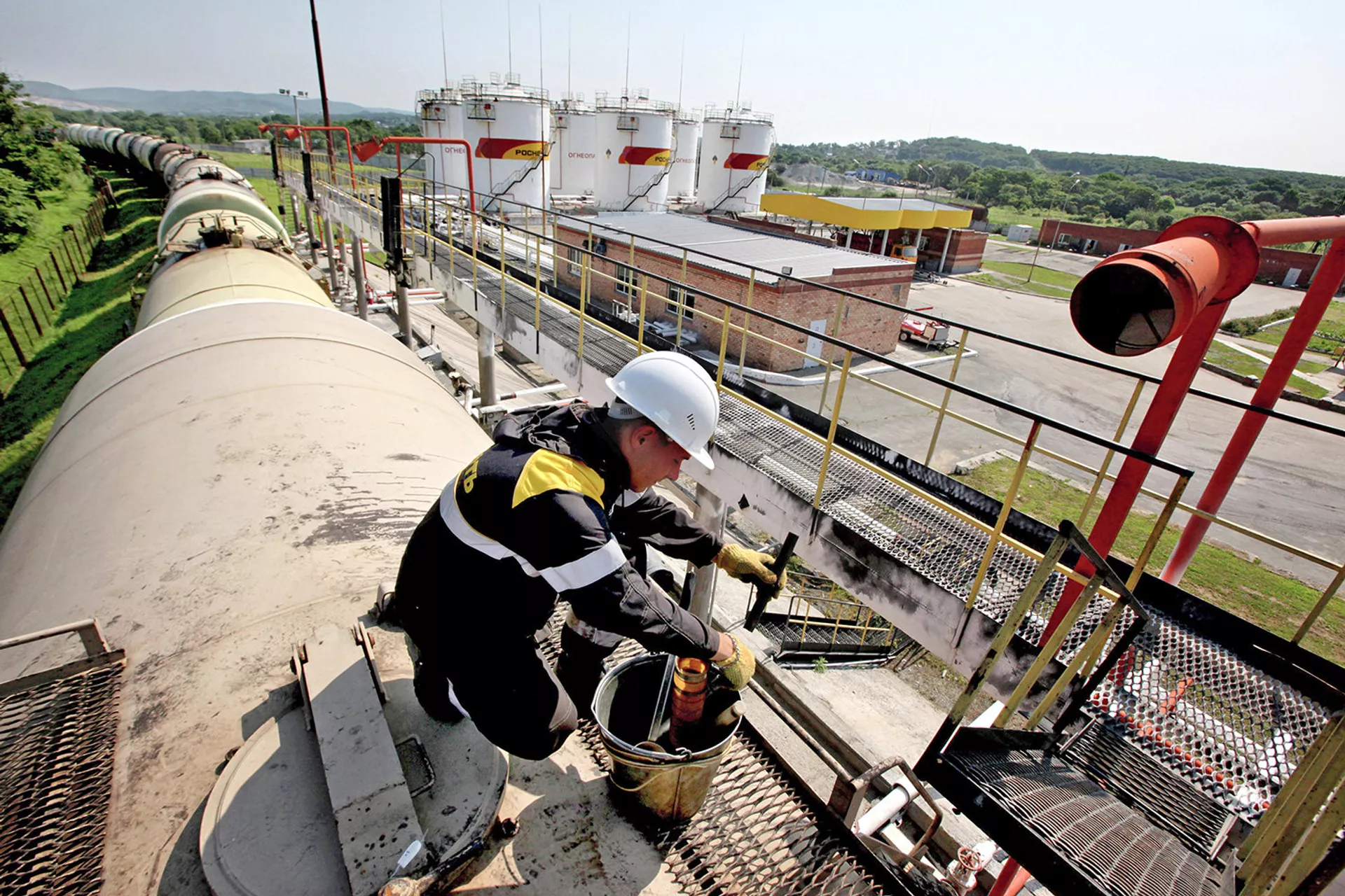 Рабочий готовит для разгрузки цистерну с топливом на базе нефтепродуктов - ПРАЙМ, 1920, 16.11.2022