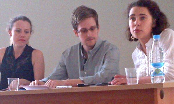 Бывший сотрудник ЦРУ Эдвард Сноуден во время встречи с представителями правозащитных организаций