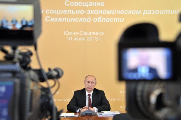 Президент России Владимир Путин проводит совещание по вопросам развития Сахалинской области в Южно-Сахалинске.