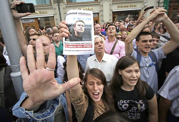 В итоге основные действия развернулись на перекрестке Моховой и Тверской улиц. Люди стояли на тротуарах и скандировали лозунги в поддержку Навального.