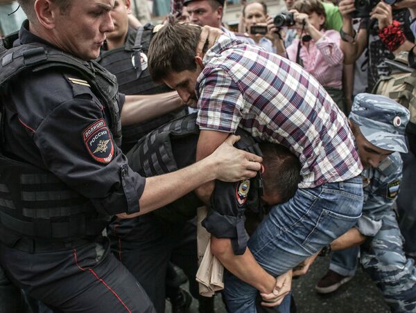 По данным на 20.50 мск, в Москве были задержаны около 58 человек. Еще около 45 протестантов были задержаны в Санкт-Петербурге, где проходила аналогичная акция.
