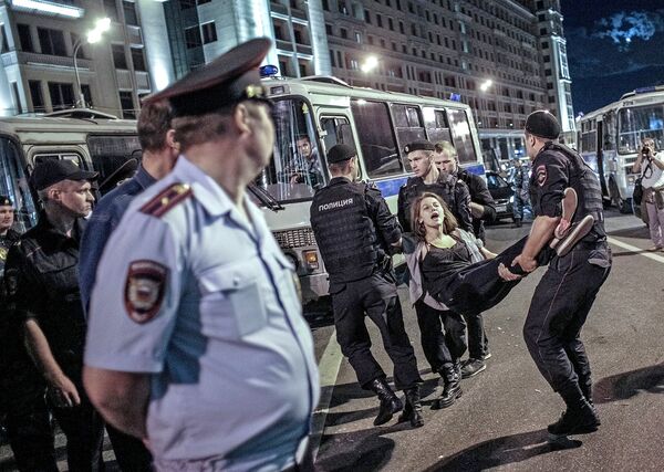 Ближе к ночи полиция начала вытеснять митингующих с перекрестка Тверской и Моховой, сопровождая это задержаниями людей.