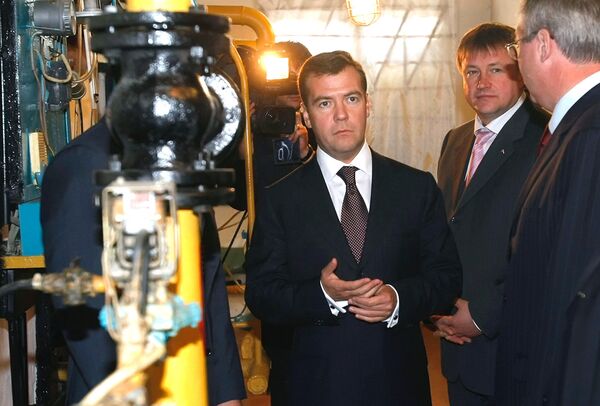 Первый заместитель председателя правительства РФ Дмитрий Медведев и губернатор Тульской области Вячеслав Дудка осмотрели газовую котельную в селе Теплом и присутствовали при врезке межпоселкового газопровода 25 сентября 2007 года