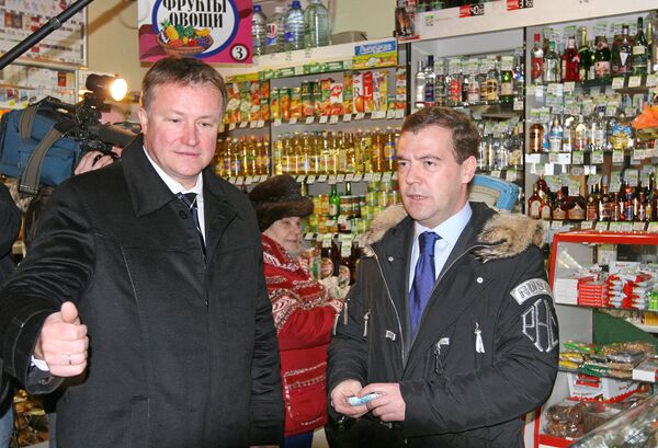 Президент России Дмитрий Медведев и губернатор Тульской области Вячеслав Дудка посетили один из городских магазинов в Туле 11 марта 2009 года