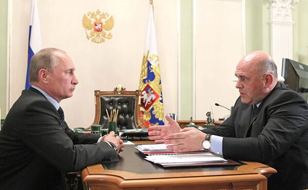 Президент России Владимир Путин и руководитель Федеральной налоговой службы Михаил Мишустин
