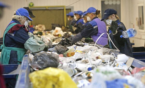 Работа предприятия по переработке бытовых отходов. Архив