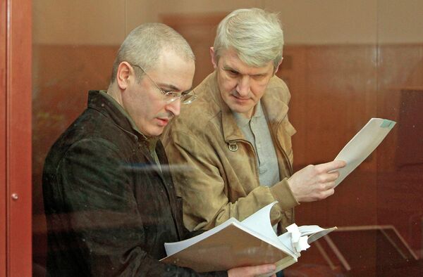 Ходорковский и бывший руководитель МФО Менатеп Платон Лебедев во время заседания Хамовнического суда Москвы (21 июня 2010 года)