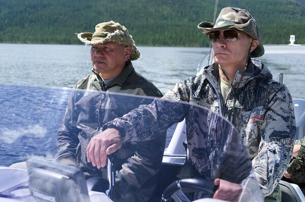 Владимир Путин и Сергей Шойгу во время рыбалки в Республике Тыва