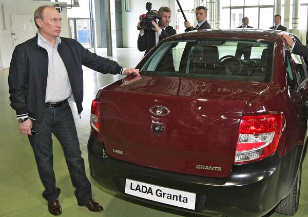 В мае 2011 года Владимир Путин испытал на полигоне АвтоВАЗа в Тольятти новую модель – Lada Granta. Президент рекомендовал ездить на этой машине на дачу. «Посмотрите, какой большой багажник - два мешка картошки войдет спокойно, - сказал тогда Путин.