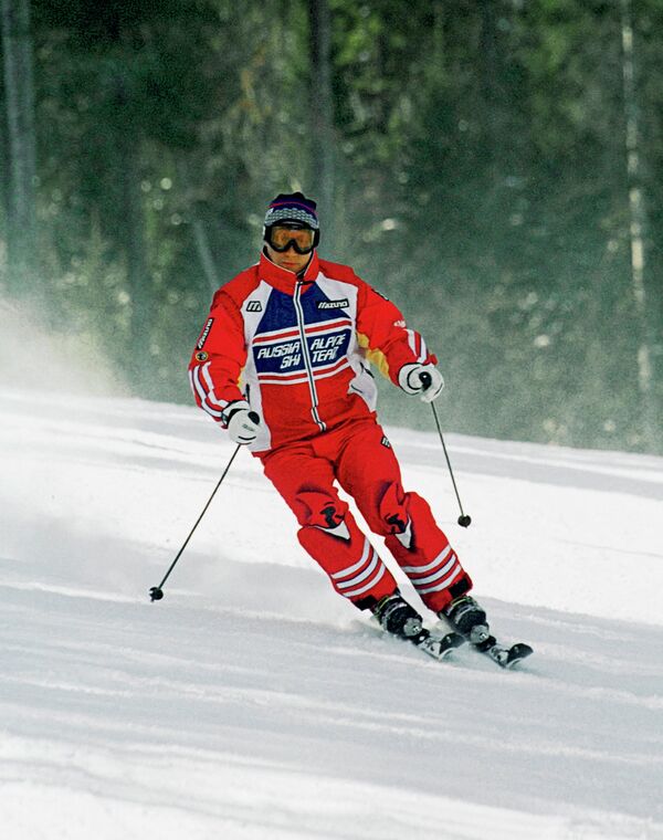 Владимир Путин - большой поклонник горнолыжного спорта. Склоны президент предпочитает отечественные, чего не скажешь о выборе экипировки - на фото он рассекает в горнолыжном костюме японской марки Mizuno.