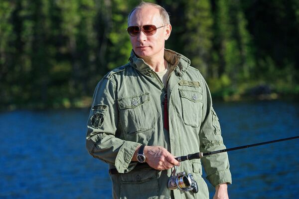 Владимир Путин на рыбалке в июле 2013 года в куртке Alpha Industries. Ценовой диапазон данного бренда - 100-200 долларов за куртку.