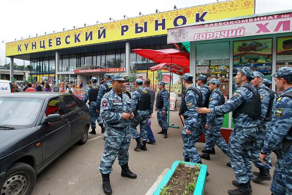 Массовые проверки на московских рынках после нападения на оперативников