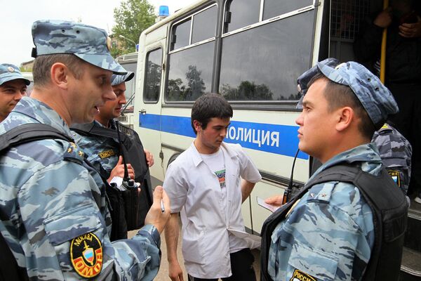 Массовые проверки на московских рынках после нападения на оперативников