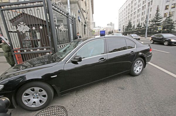 Автомобиль со спецсигналом у административного здания на улице Знаменка в центре Москвы, принадлежащего Министерству обороны РФ