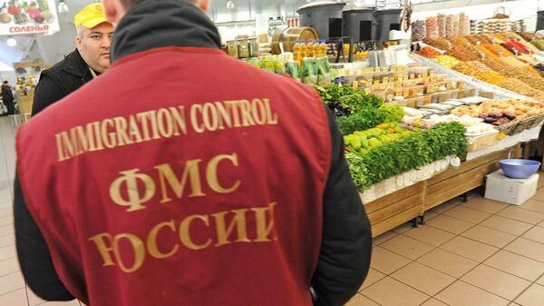 Сотрудник Федеральной миграционной службы РФ проверяет документы у торговца рынка 