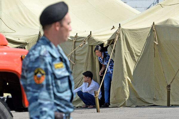 Сотрудники ОМОНа охраняют палаточный лагерь