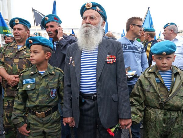 Ветеран ВДВ России во время празднования Дня Воздушно-десантных войск в Санкт-Петербурге