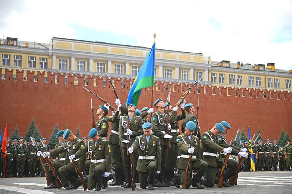 Десантники на Красной площади во время праздничных мероприятий, посвященных 83-й годовщине со дня образования Воздушно-десантных войск России