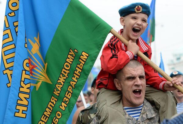 Бывший десантник с ребенком во время празднования Дня воздушно-десантных войск в Екатеринбурге