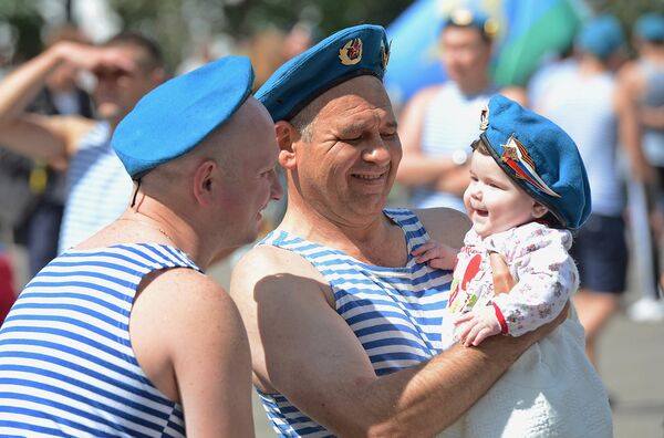 Бывшие десантники отмечают День ВДВ в Центральном парке культуры и отдыха им. Горького