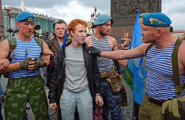 Активист движения ЛГБТ (в центре) во время празднования Дня ВДВ на Дворцовой площади в Санкт-Петербурге