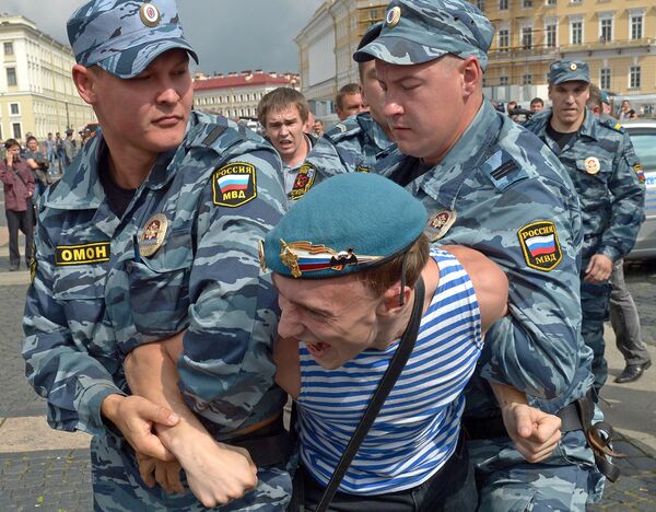 Сотрудники правоохранительных органов задерживают бывшего десантника после провокации со стороны ЛГБТ-активиста во время празднования Дня ВДВ на Дворцовой площади в Санкт-Петербурге