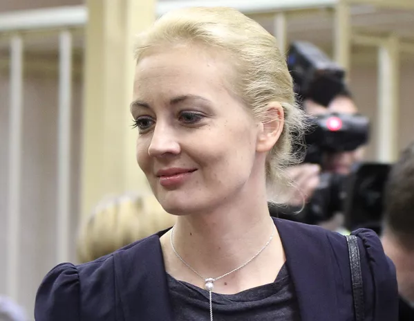 Юлия Навальная Супруга кандидата от «РПР-Парнас» Алексея Навального, 37-летняя Юлия Навальная — домохозяйка. Имеет высшее экономическое образование. С будущим мужем Юлия познакомилась во время отдыха в Турции. По ее словам, это был классический курортный роман, но с продолжением в Москве. В браке супруги уже 13 лет. Семья живет в Марьине. Старшей дочери Даше 12 лет, а сыну Захару — пять. «Мы обычная семья. У нас нет домработницы, есть няня, которая помогает мне с детьми, сидит с ними, если мне нужно куда-то сходить вечером, — рассказывает про семейный быт Навальная. — Мой день начинается с того, что я отвожу детей в школу и детский сад». До мая 2011 года Юлия Навальная состояла в партии «Яблоко», из которой ее муж вышел еще в 2007 году. Юлия Навальная Супруга кандидата от «РПР-Парнас» Алексея Навального, 37-летняя Юлия Навальная — домохозяйка. Имеет высшее экономическое образование. С будущим мужем Юлия познакомилась во время отдыха в Турции. По ее словам, это был классический курортный роман, но с продолжением в Москве. В браке супруги уже 13 лет. Семья живет в Марьине. Старшей дочери Даше 12 лет, а сыну Захару — пять. «Мы обычная семья. У нас нет домработницы, есть няня, которая помогает мне с детьми, сидит с ними, если мне нужно куда-то сходить вечером, — рассказывает про семейный быт Навальная. — Мой день начинается с того, что я отвожу детей в школу и детский сад». До мая 2011 года Юлия Навальная состояла в партии «Яблоко», из которой ее муж вышел еще в 2007 году.