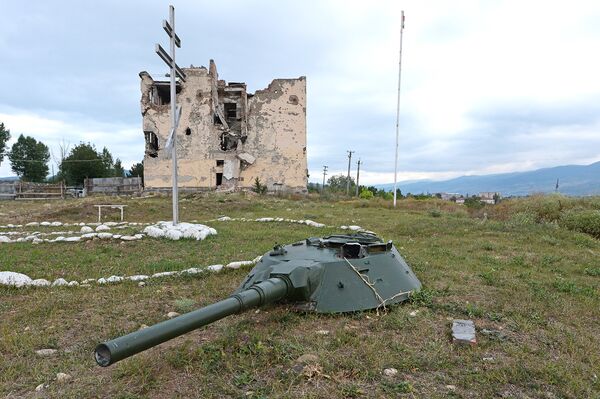 Вид на разрушенную базу российских миротворцев неподалеку от Цхинвала