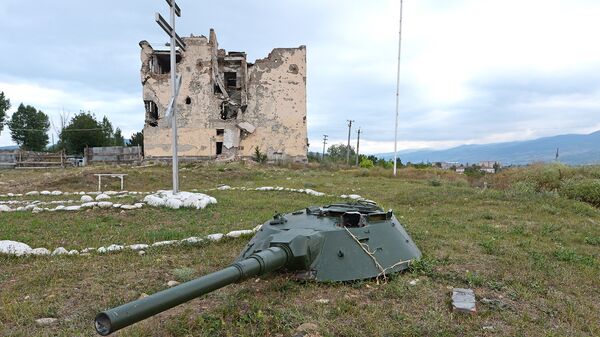 Вид на разрушенную базу российских миротворцев неподалеку от Цхинвала