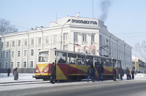 В начале апреля 2007 года в результате переговоров администрации Кемеровской области с компанией «Новолипецкий металлургический комбинат» (НЛМК) была достигнута договоренность о передаче всей угольной компании Прокопьевскуголь в муниципальную собственность города Прокопьевска (в лице Муниципального унитарного предприятия Городского управления жизнеобеспечения города Прокопьевска) за символическую цену в 1 доллар и при условии урегулирования всех ее долговых обязательств. НЛМК купила группу компаний Прокопьевскуголь в апреле 2006 года за 62 миллиона долларов. Чистые убытки НЛМК от Прокопьевскугля с апреля по декабрь 2006 года составили около 50 миллионов долларов.    Прокопьевскуголь является градообразующим предприятием города Прокопьевска  Кемеровской области. Решение о его продаже было обусловлено невозможностью существенного снижения затрат без радикального сокращения численности персонала.