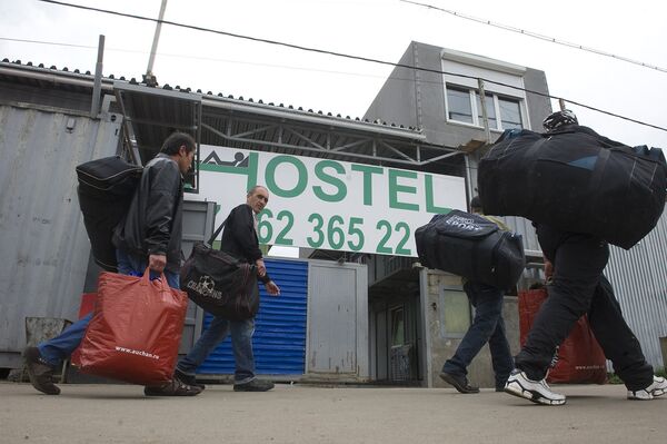 Hostel — это несколько бараков в три-четыре этажа. Хозяин — бывший директор Мытищинской ярмарки Андрей Григорьев. Он был одним из основателей строительной ярмарки и проработал там до 2007 года. По словам Андрея, гостиница находится на частной территории, все законно, а постояльцем оформляется временная регистрация.