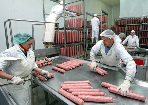 Сотрудники предприятия по выпуску сырокопченых мясных изделий