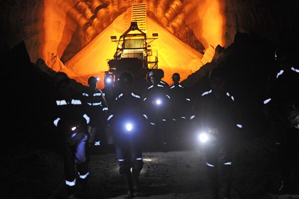 Подземный склад руды в шахте рудника