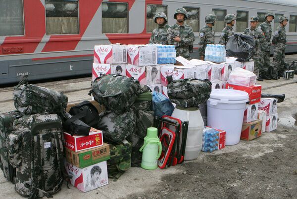 Солдаты армии Китая, прибывшие для участия в российско-китайских антитеррористических учениях Мирная миссия-2013, на железнодорожной станции в Челябинской области.