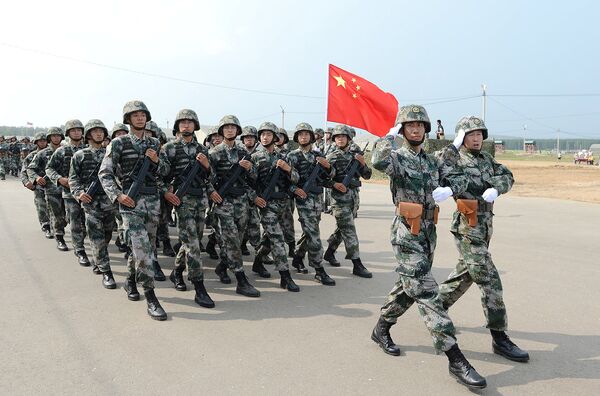 Китайские военнослужащие во время заключительного парада в рамках совместных российско-китайских антитеррористических учений Мирная миссия - 2013 на Чебаркульском полигоне в Челябинской области.
