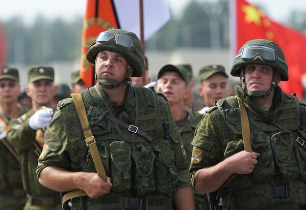 Российские военнослужащие во время заключительного парада.