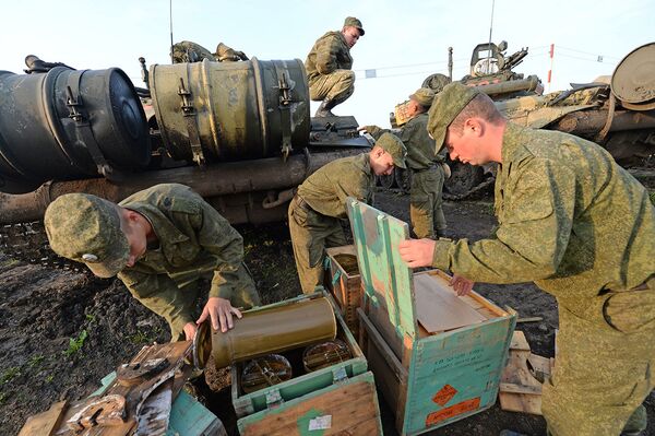 Российские военнослужащие открывают ящики с холостыми боеприпасами.