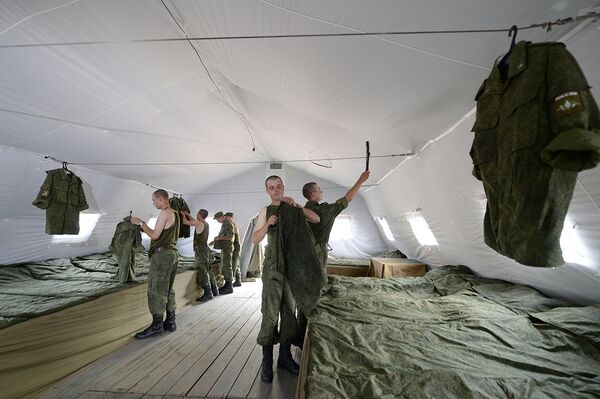 Жилая палатка российских военных в палаточном городке.