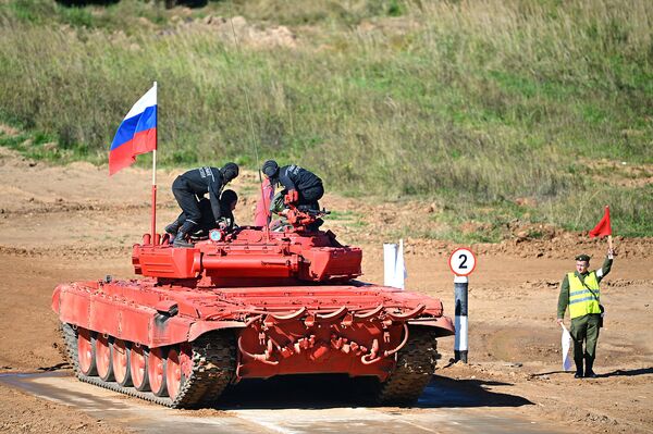 Российский экипаж во время международных соревнований по танковому биатлону в поселке Алабино в Московской области.